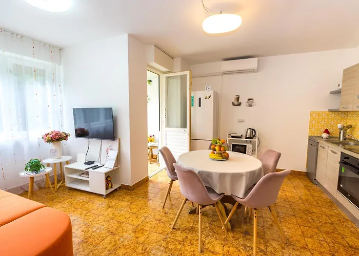 Cozy 2 Bedroom 15 Min Walk From Center And Split
