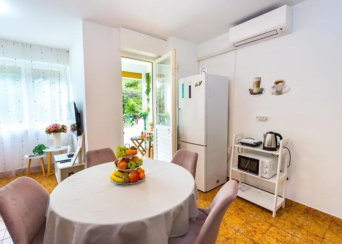 Cozy 2 Bedroom 15 Min Walk From Center And * Split