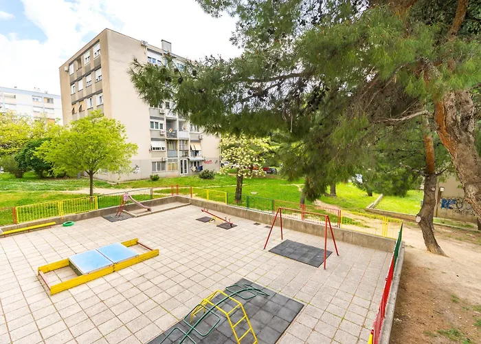 Daire Cozy 2 Bedroom 15 Min Walk From Center And