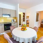Cozy 2 Bedroom 15 Min Walk From Center And Apartman