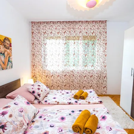Cozy 2 Bedroom 15 Min Walk From Center And Appartamento Spalato