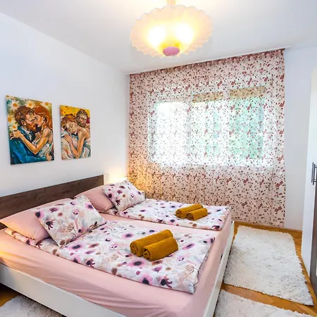 Cozy 2 Bedroom 15 Min Walk From Center And Split