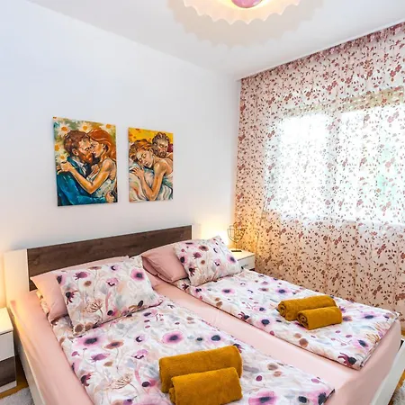 Cozy 2 Bedroom 15 Min Walk From Center And Appartamento